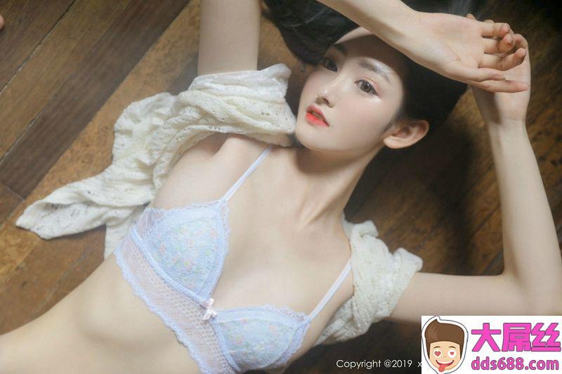 嫩模沈梦瑶私房白色蕾丝内衣吊带牛仔裤半脱露美乳诱惑写真