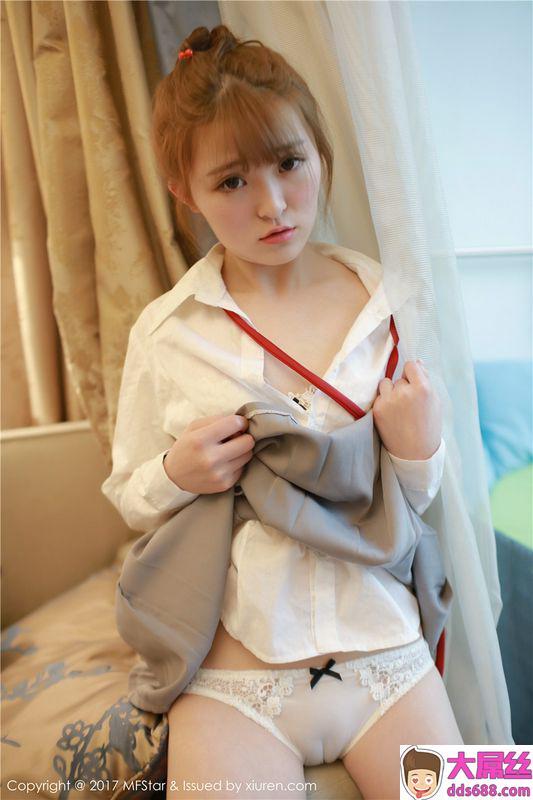 萌萌哒美女伊小七MoMo私房制服写真