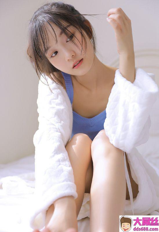 白嫩养眼美女慵懒诱人写真图片