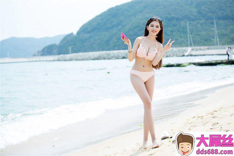 长腿美女赵惟依海滩写真