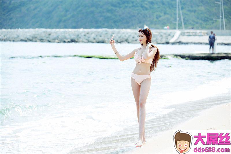 长腿美女赵惟依海滩写真