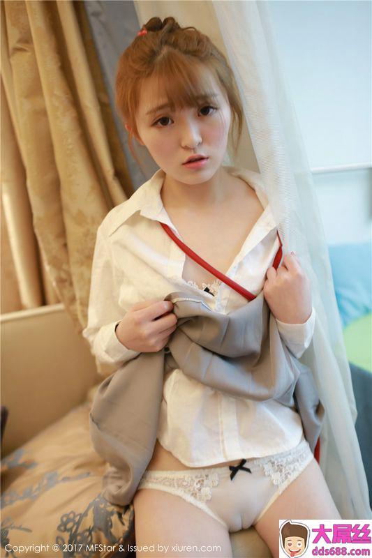 萌萌哒美女伊小七MoMo私房制服写真